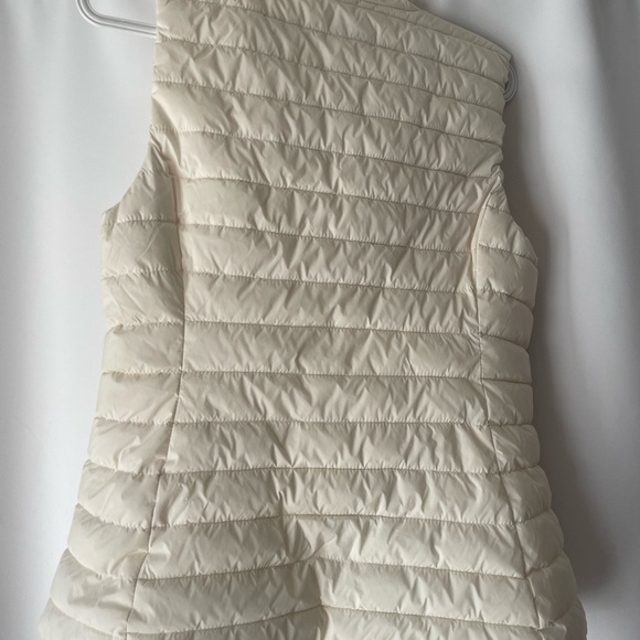 Old Navy Women's White Quilted puffer Vest size XS fits Small NWOT - Picture 3 of 4